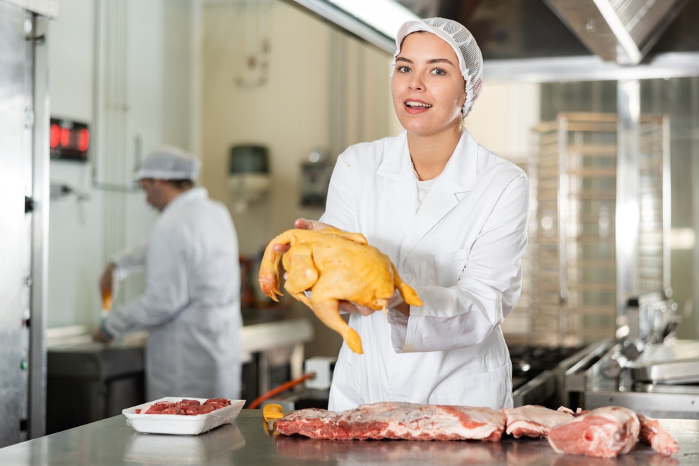 mujer vendiendo pollo crudo